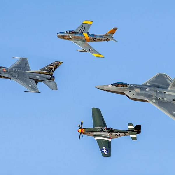 Fighter aircraft – جنګ کوونکې الوتکه